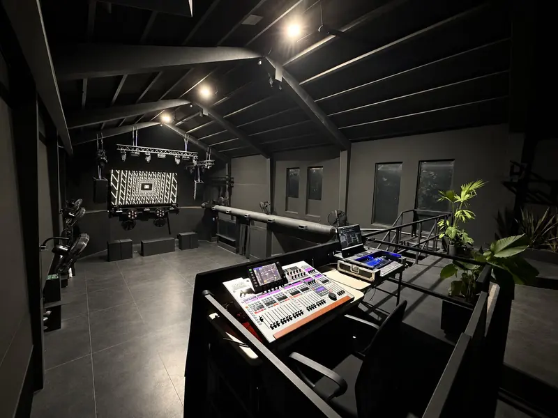 Cabina técnica en el mezzanine con vista a la pista