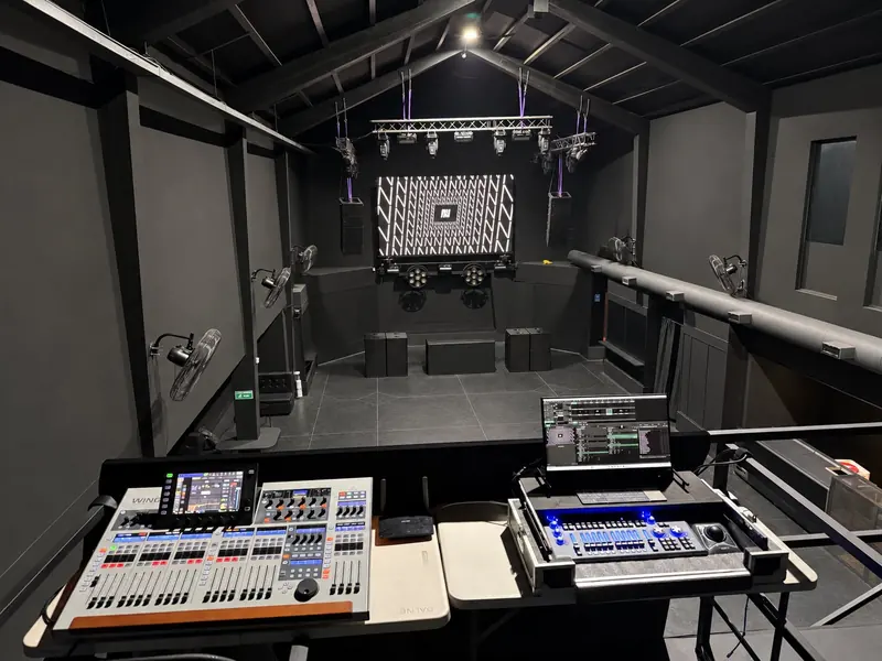 Consola de sonido Behringer WING y control de luces ChamSys