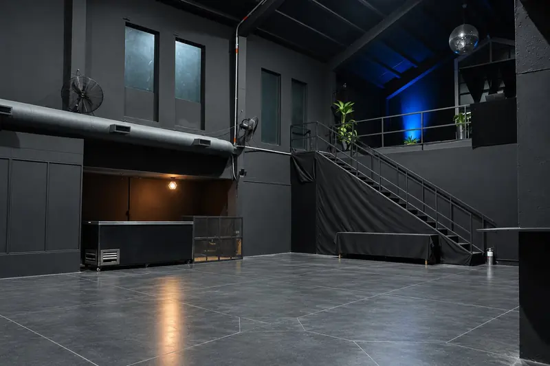 Escalera al mezzanine de Sala Ninguno