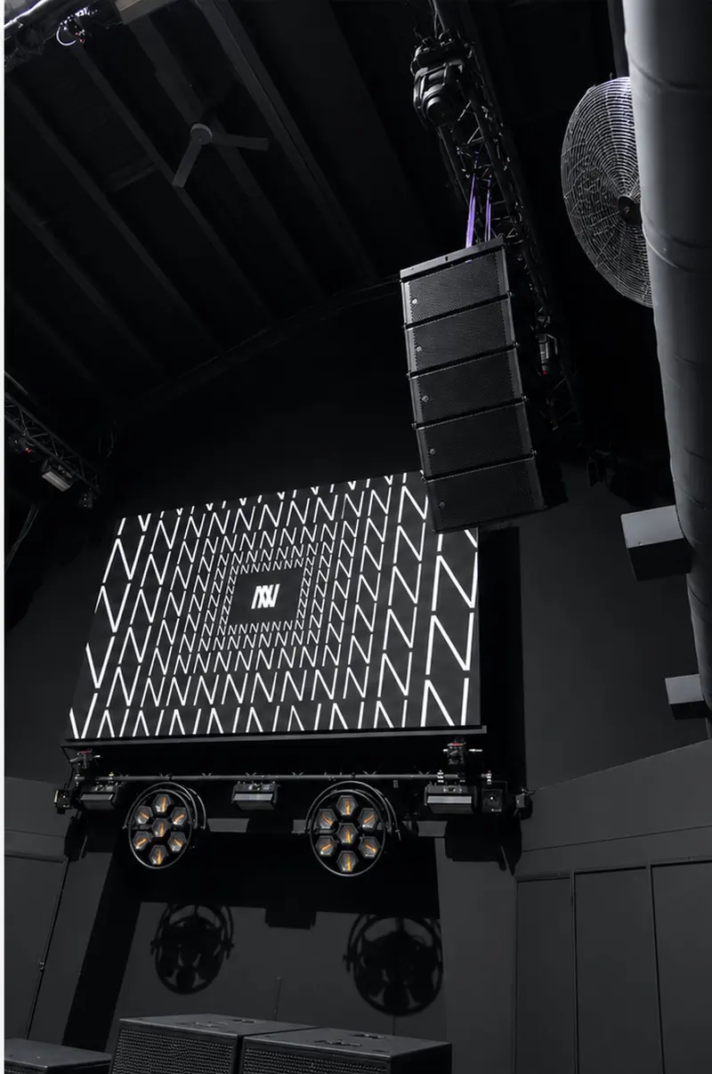 Truss con cabezas móviles y line array