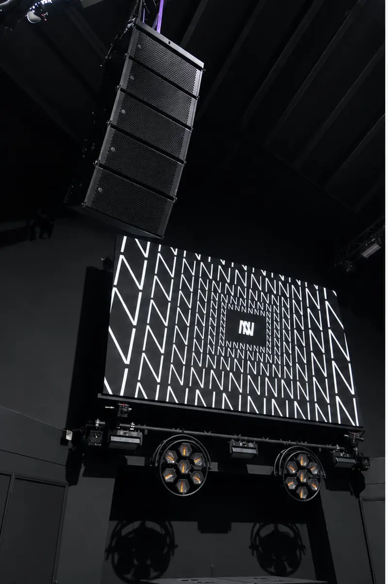 Line array Maga Engineering colgado sobre el escenario
