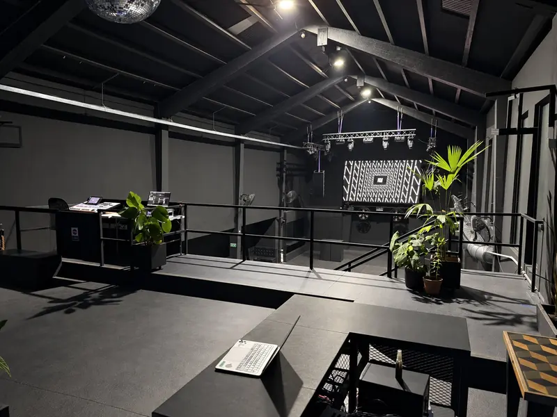 Modo showcase: mezzanine con cabina técnica y vista al escenario
