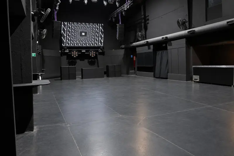Modo lanzamiento: pista de la sala vista desde el costado