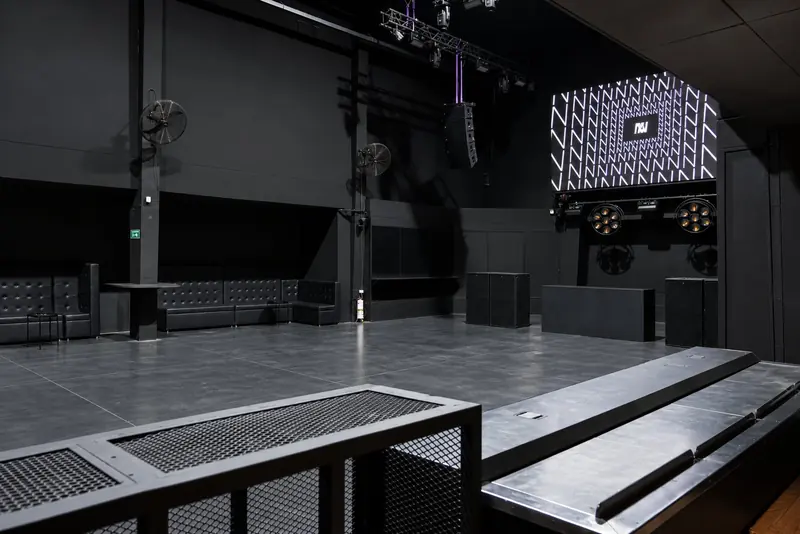 Pista de baile con tarima en primer plano
