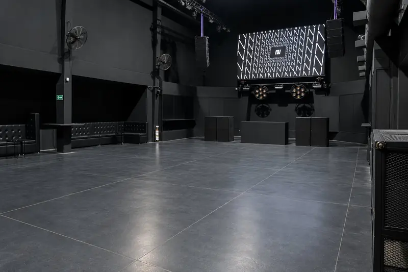 Modo club: pista lateral con zona vip de sofás