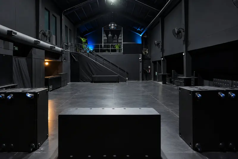 Modo corporativo: vista desde el escenario hacia el mezzanine